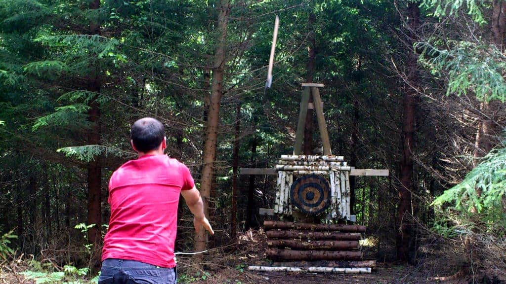 En person har precis kastat iväg en yxa för att försöka träffa en måltavla.