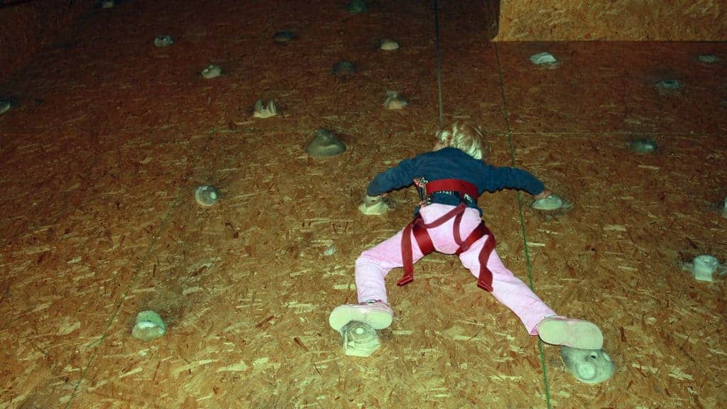 En person klättrar på en klättervägg