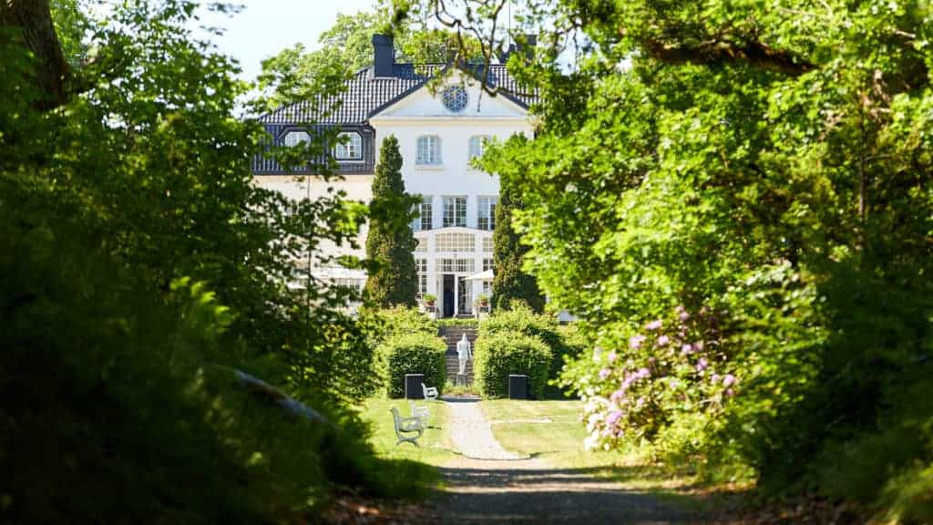En grusgång leder upp till Baldersnäs herrgård.